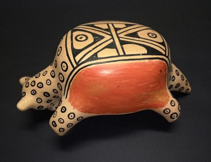 Recipiente de Cerâmica confeccionada de argila, pelos índios Waurá do parque indígena do Xingú. Dimensões: Compr: 29 cm, Larg.: 16 cm e Alt.: 15 cm